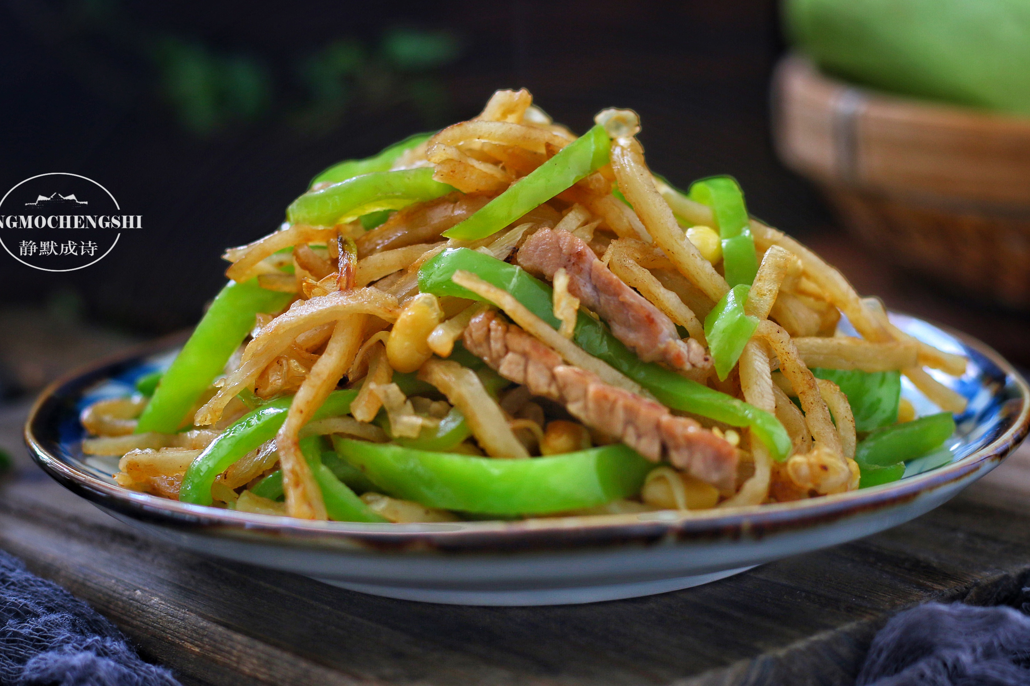 炒饼,北方人最爱吃了,看这炉火纯青的掂勺,就知道味道错不了