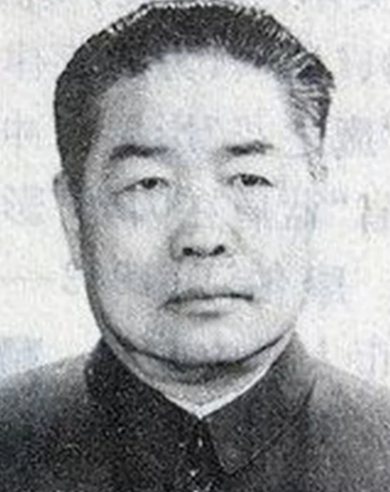 1949年解放军炮轰紫石英号，丘吉尔叫嚣派航母武力报复，结局如何