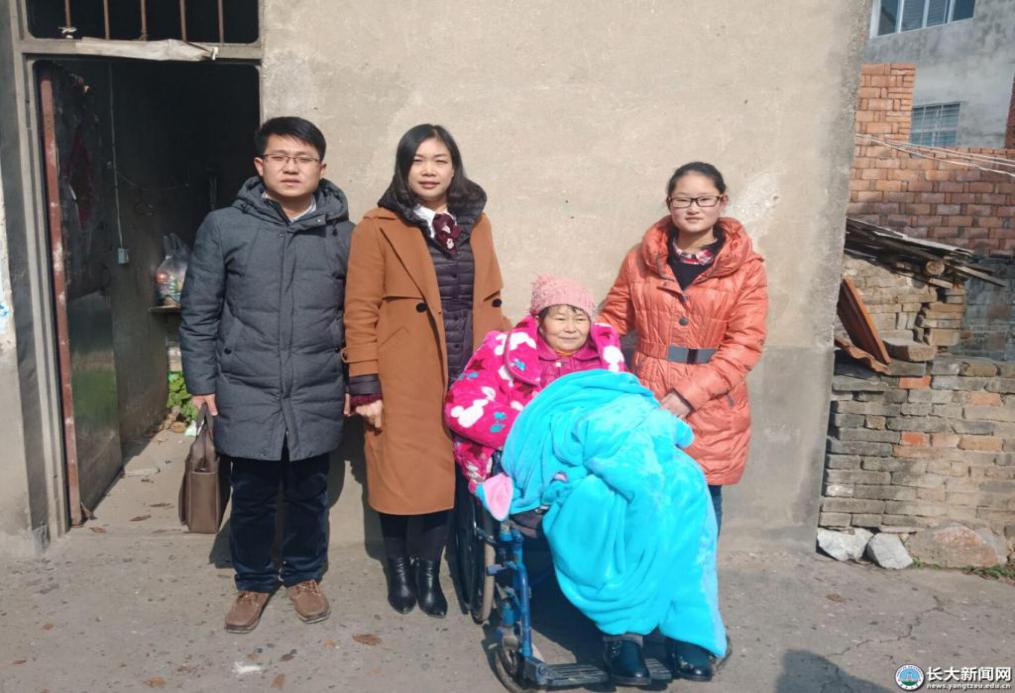 湖北19岁特殊新生：坐轮椅上学，学校贴心帮扶