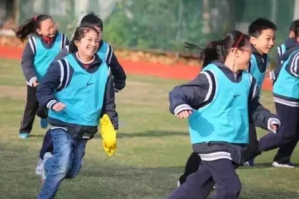 4部门联合明确规定，非寄宿制学校不得设置小卖部，食堂禁止承包