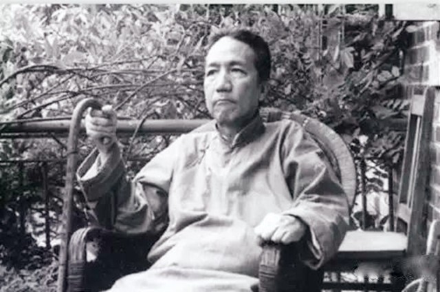 妻子卧病在床，他提前为妻子写挽联，妻子看后：我一定比你活得长
