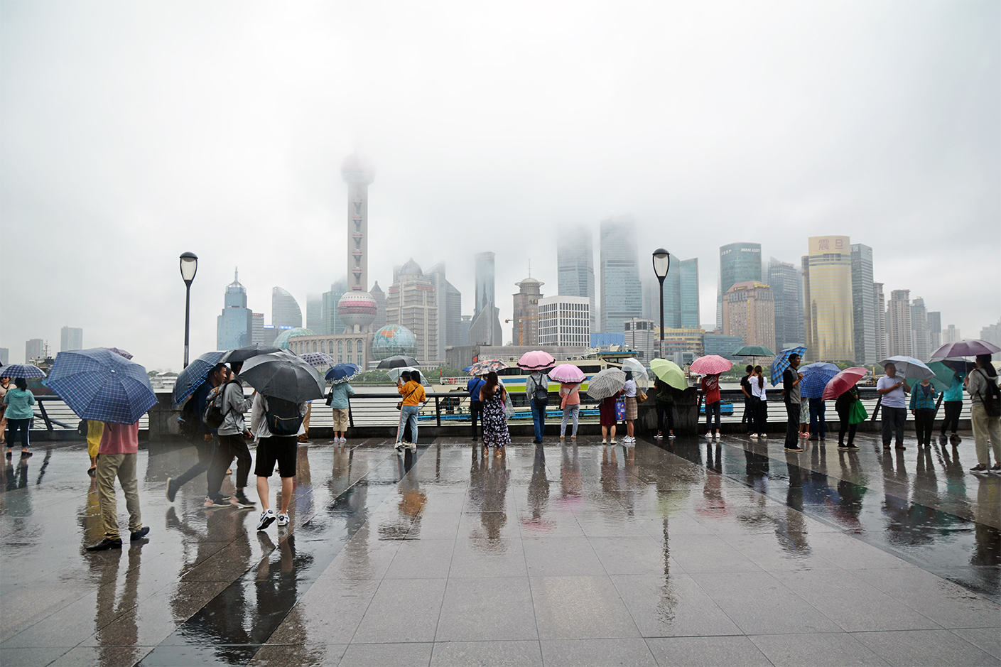 雨中的上海外滩,依然是人们的向往,冒雨 留下东方大都市的倩影