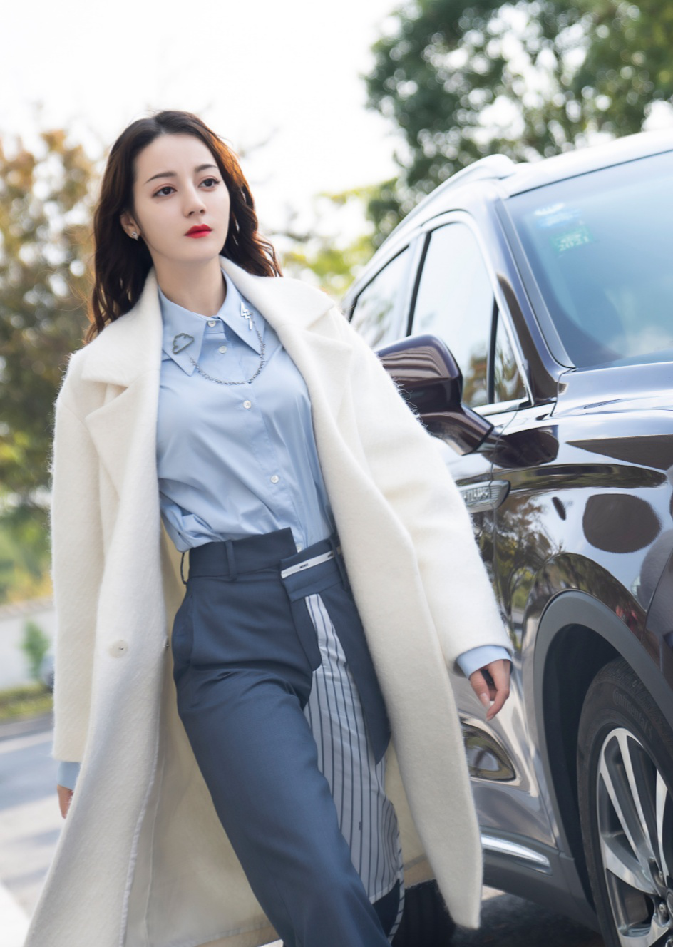 迪丽热巴太飒了,黑色皮裤套装冷酷帅气,其他风格更是轻松驾驭