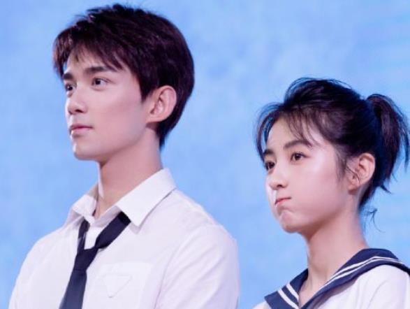 “小升初”后学校要求统一发型，看了标准发型后，学生表示拒绝