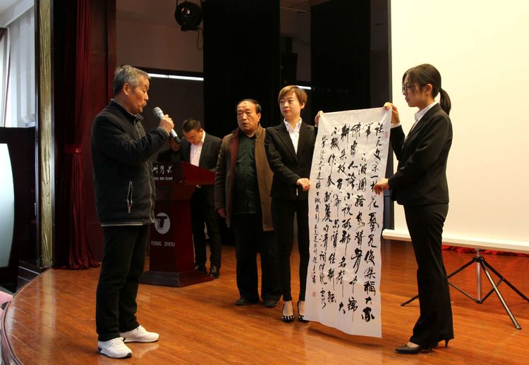 刘顺虎：远瞻红日染秋色 近看墨翁画腊梅