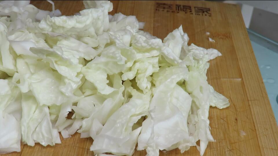 冬天就喜欢吃这道菜，猪肉白菜炖粉条，上桌连汤汁都吃光光