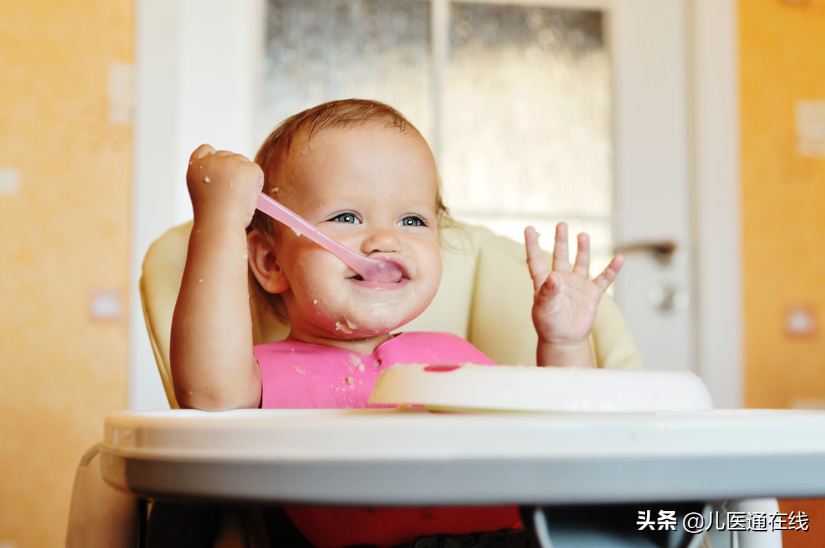 宝宝多大就该自己吃饭？长期喂食产生的危害，家长一定要注意