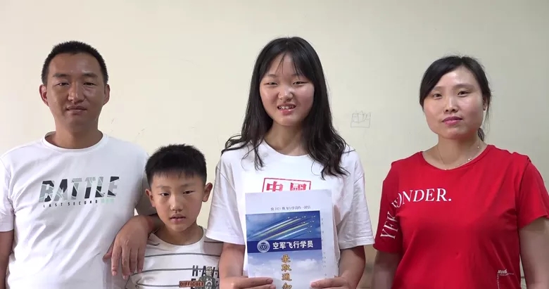 贵州女孩刘丹，从2万多人中胜出，成为该省首位女空军飞行学员