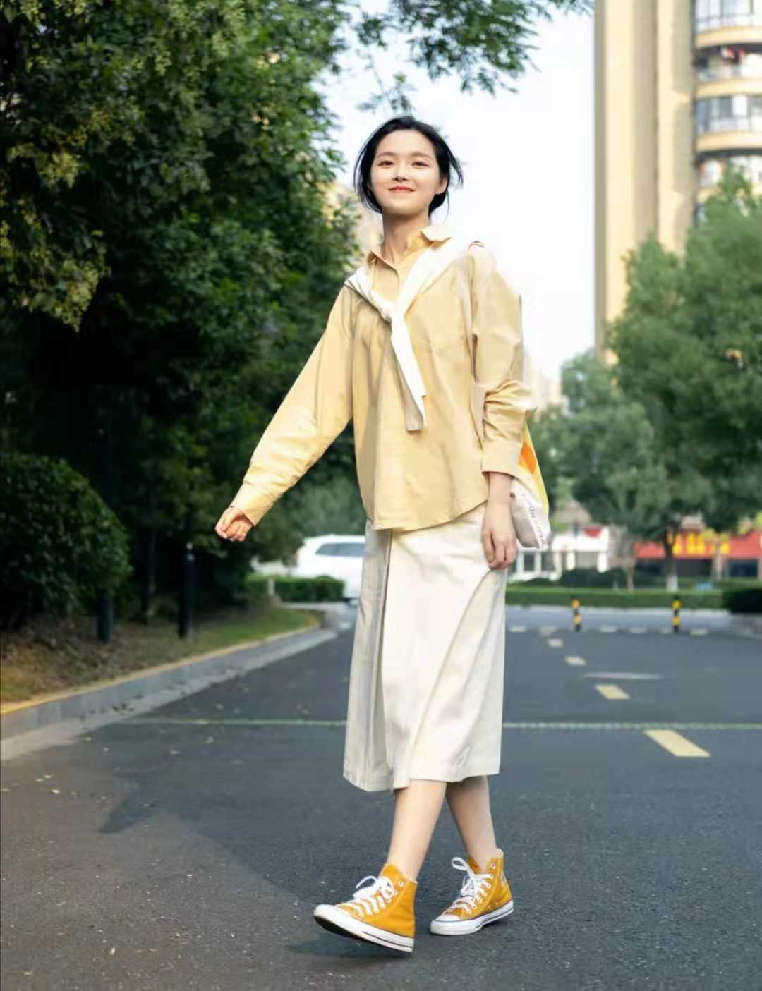 黄色上衣配什么颜色裙子好看