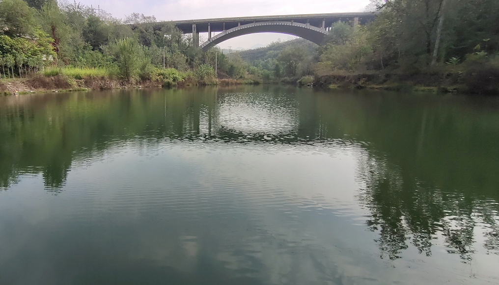 河北石家庄北部山区300亩农庄对外低价流转，水库旁有房子果园