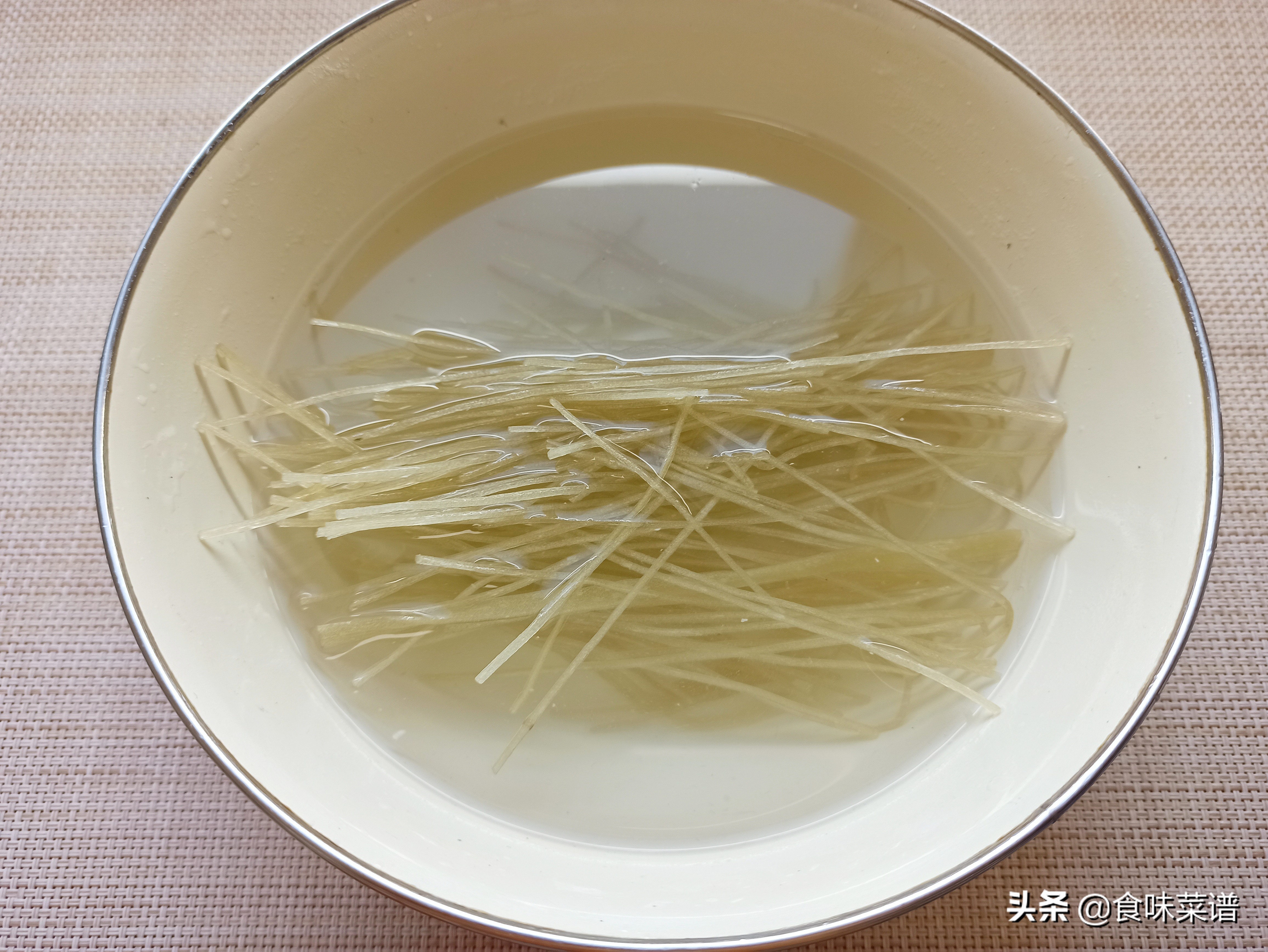 猪肉炖粉条怎么做才好吃？记住3个小技巧，鲜香入味，汤汁都不剩