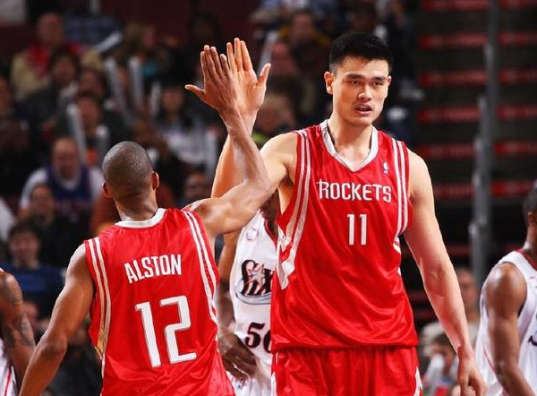 为什么姚明去nba(为何要去NBA？看看姚明当初的恐怖表现，完全就是CBA的张伯伦)