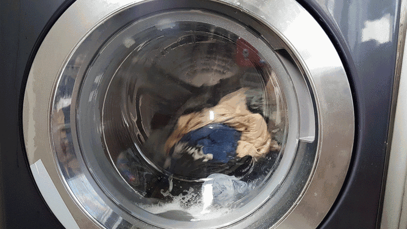 洗衣服只知道倒洗衣液？落伍了！教你这么做，衣服干净无异味