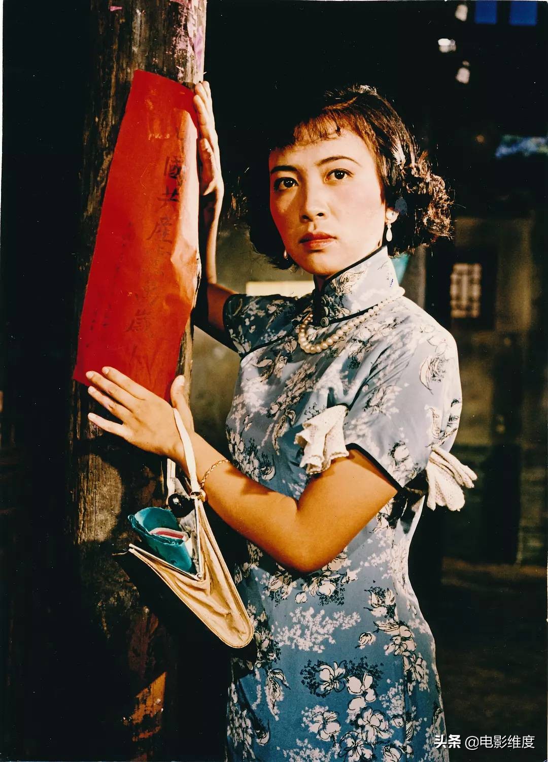 她是知性美女的代言人,与丈夫因戏生情结为伉俪,如今晚年很幸福