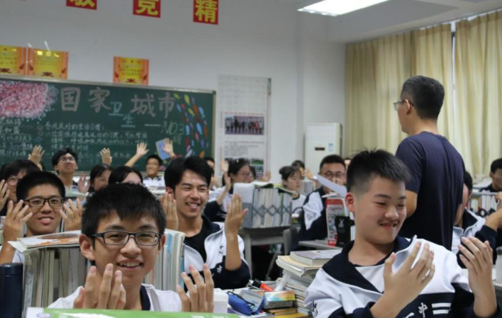 初中生“发型标准”公布，男生接受度很高，女生被新发型丑哭