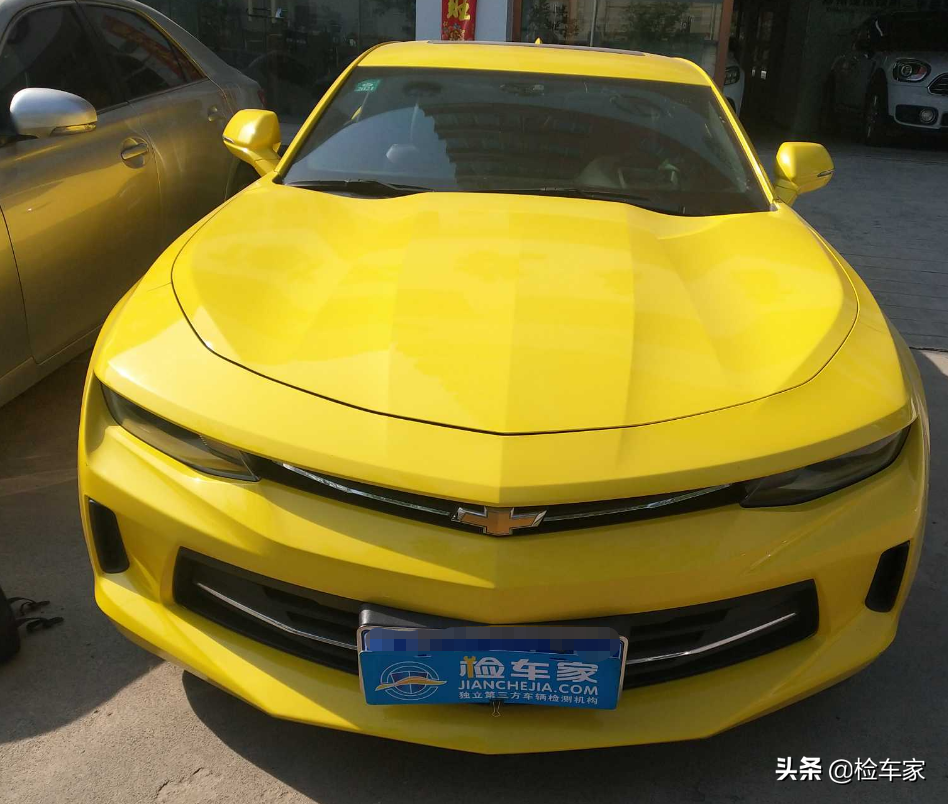 买车送男友！小姐姐25万买这辆科迈罗，网友：这都拆了能过户吗？