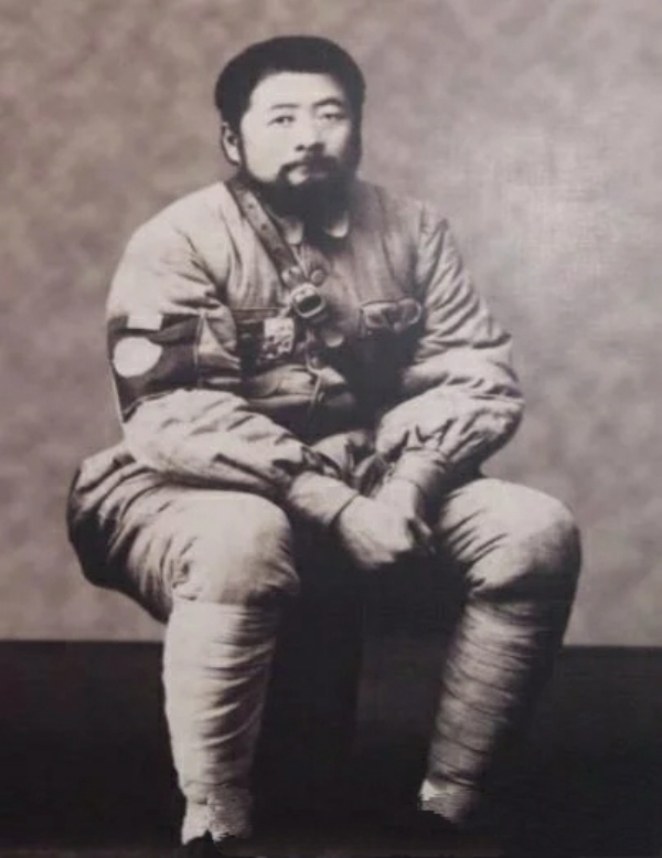 行刑前，吉鸿昌朝刽子手喝到：我死了也不能倒下，给我拿把椅子来