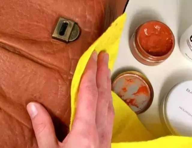 上万元的包包可别糟蹋了，这样保养，再背10年都不会烂！