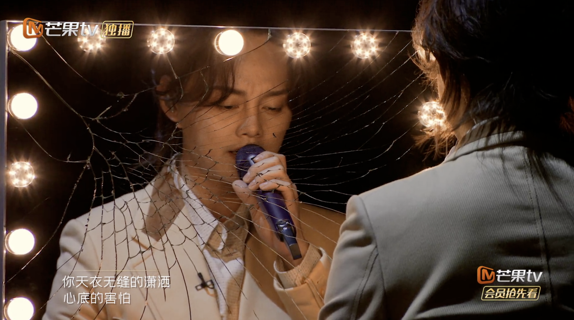 哥哥演出好拼！张智霖蓄白胡子张晋撞玻璃，袁咏仪蔡少芬感动落泪