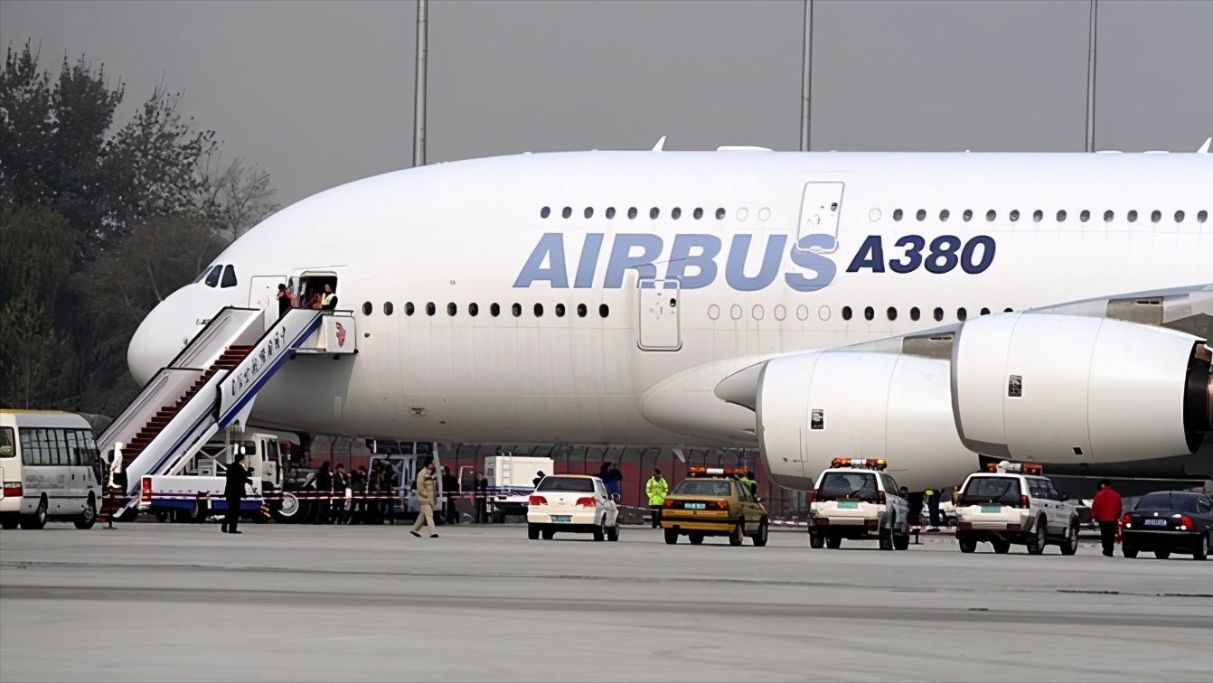 老远大家只要看到有着上下两层窗户的飞机,就肯定是a380-800没错了,这