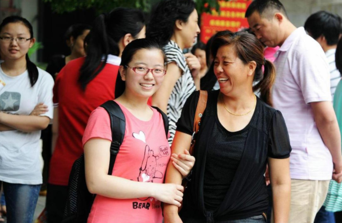 农村大学生自叹“有家不能回”，躲在城市生活，背后真相叫人心疼