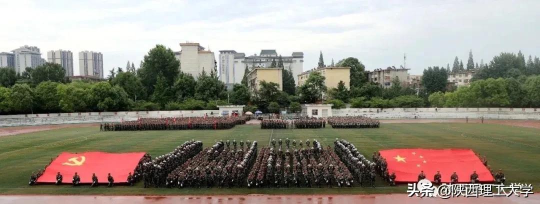 雨中闭幕，2020级军训汇报，请您检阅