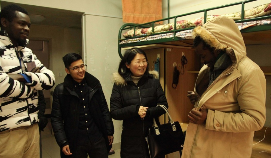 大学辅导员的工资并不高，为何研究生抢着当？福利诱人只是一方面