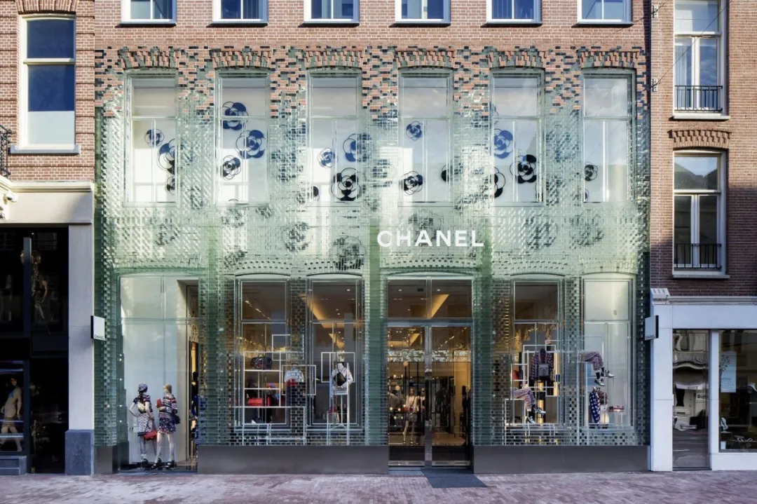 LV 的新店面竟然用不锈钢砖做外墙,这次够低调
