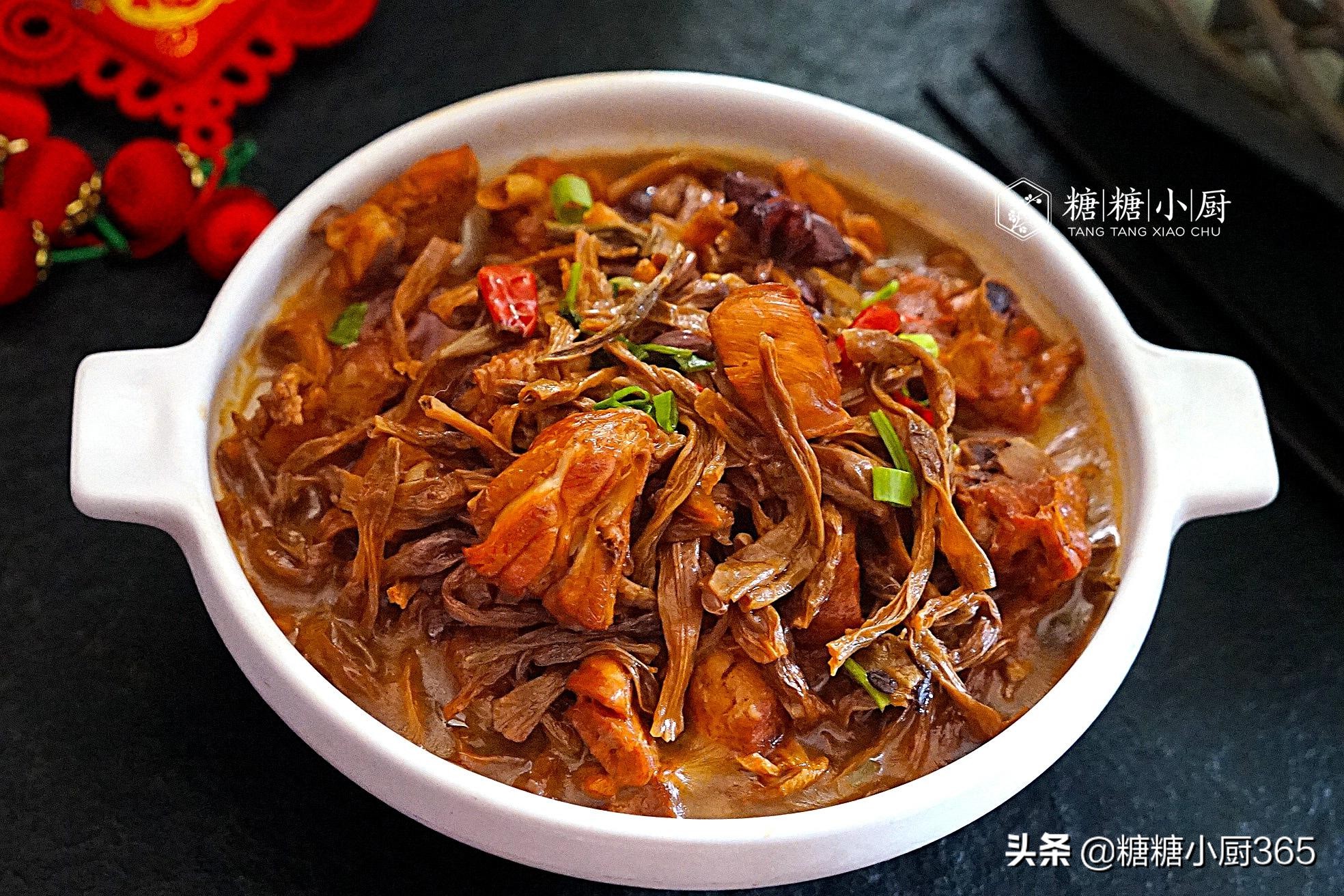 干豆角最爱这样吃，炖满满一锅，香味四溢好解馋，两碗米饭打不住