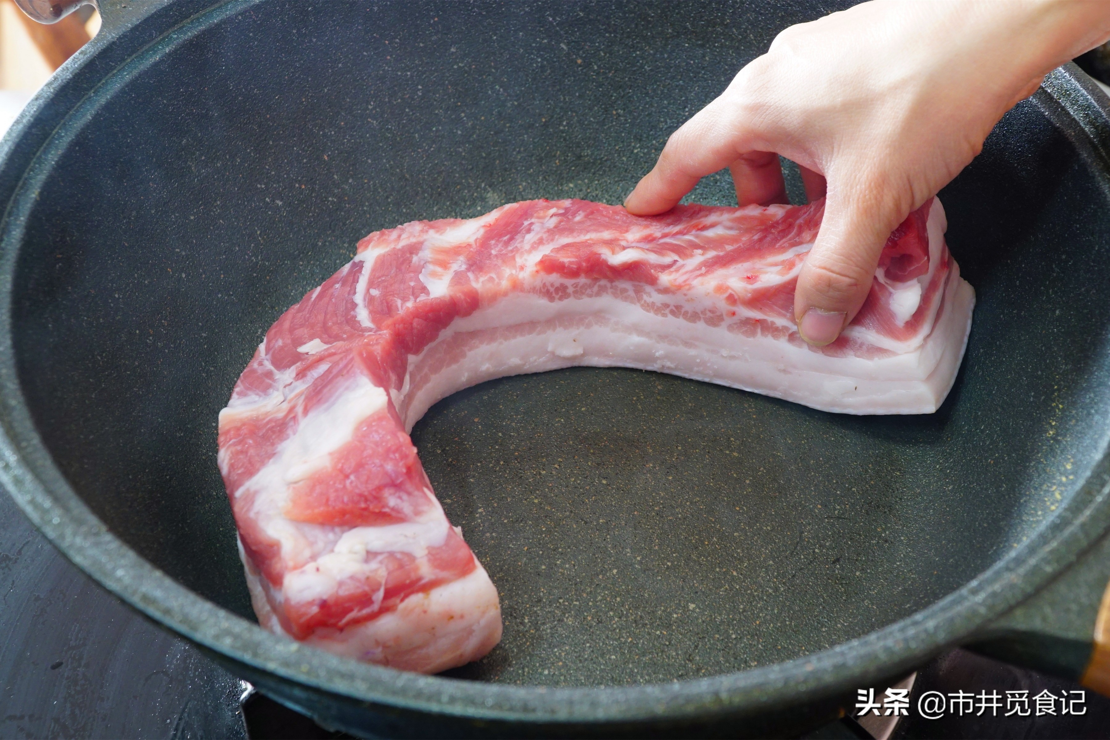 巧用高压锅做红烧肉，全程半小时，酥烂红亮，肥而不腻，特别香