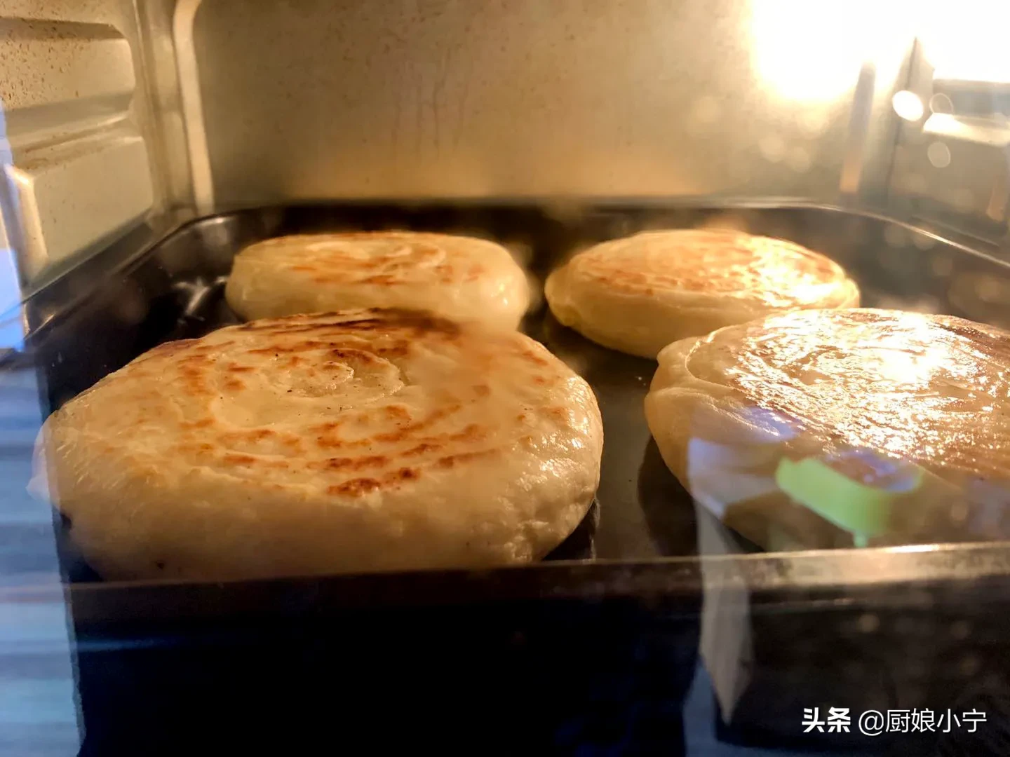 我家油酥烧饼从来都是自己做，暄软多层，一咬掉渣，比买的香