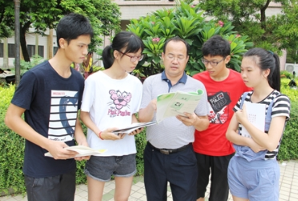 大学生迎来好消息，符合条件者可免试成为公务员，你是否符合要求