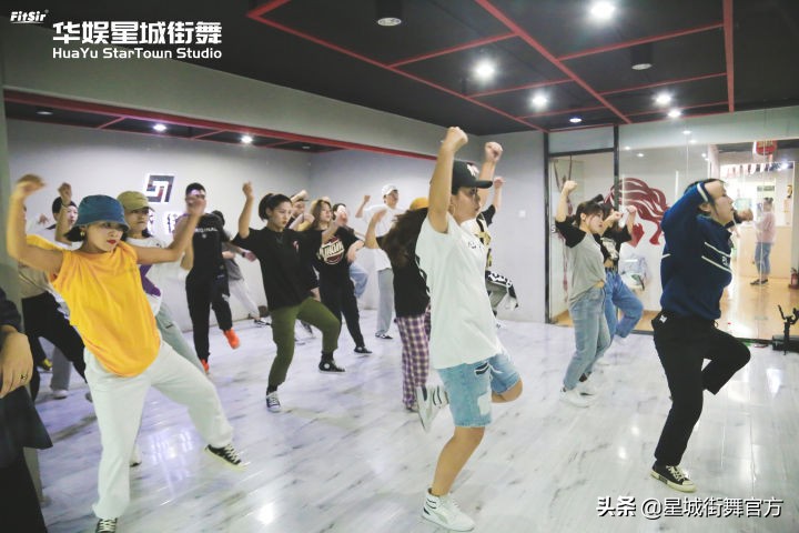 星城街舞 舞蹈加盟店面要求与费用