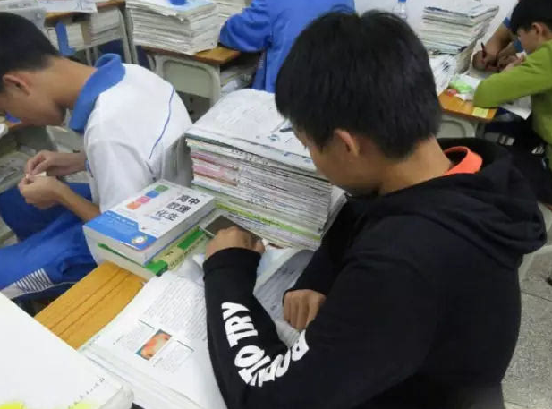 一中学禁止带手机，专挑便宜的没收并当众销毁，校方回应怕爆炸？