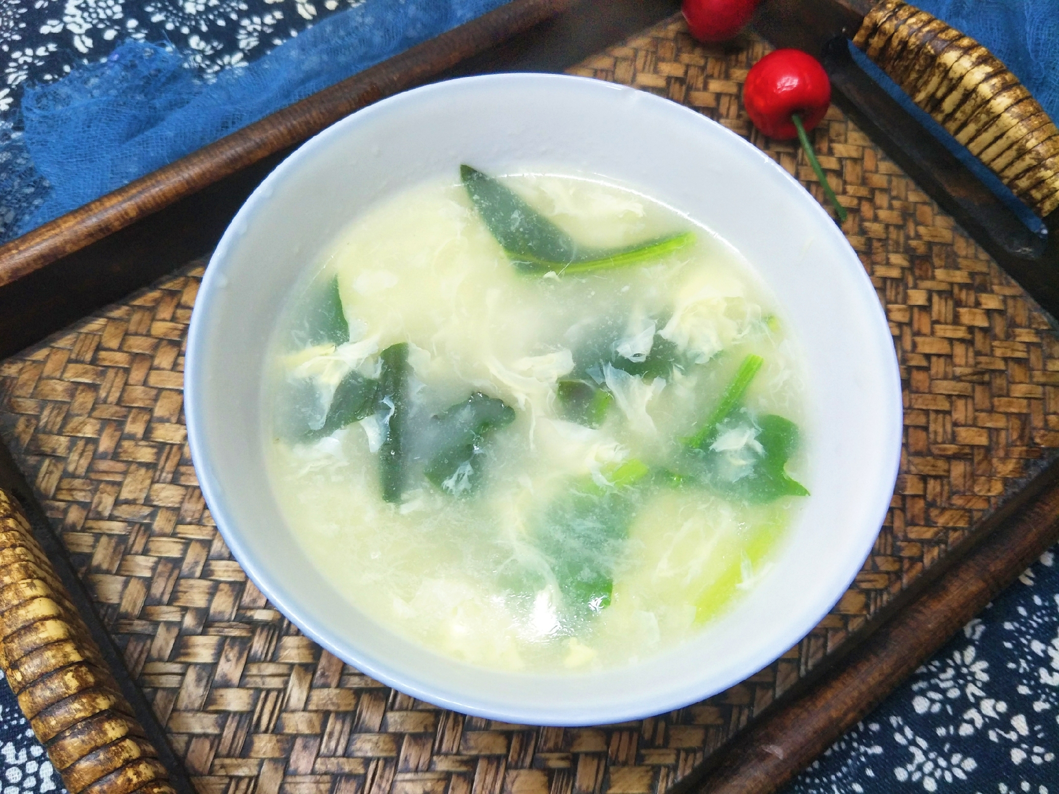 天冷了，教你做道菠菜汤，浓稠好喝，菠菜翠绿清香，孩子都爱喝
