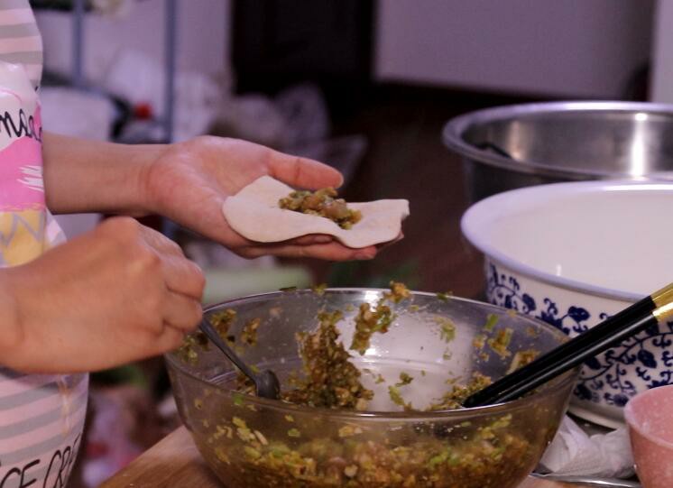 做包子和面时，有人用温水有人用凉水，教你正确做法，包子松软