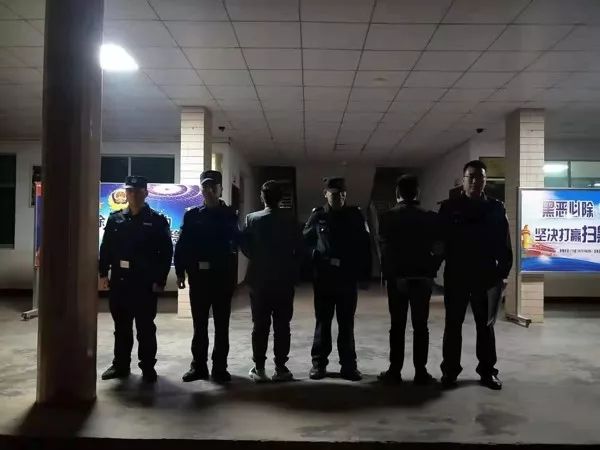 利用QQ群组织人玩“北京赛车”，龙南县5人被警方抓了