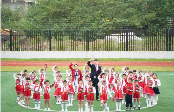成都市各学校开展“少年先锋队建队日”系列活动