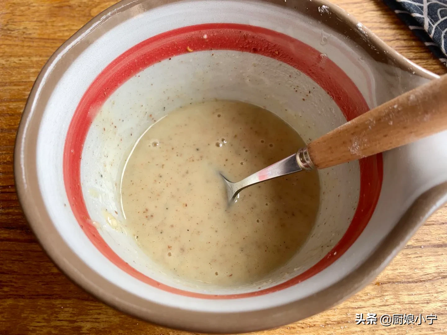 我家油酥烧饼从来都是自己做，暄软多层，一咬掉渣，比买的香