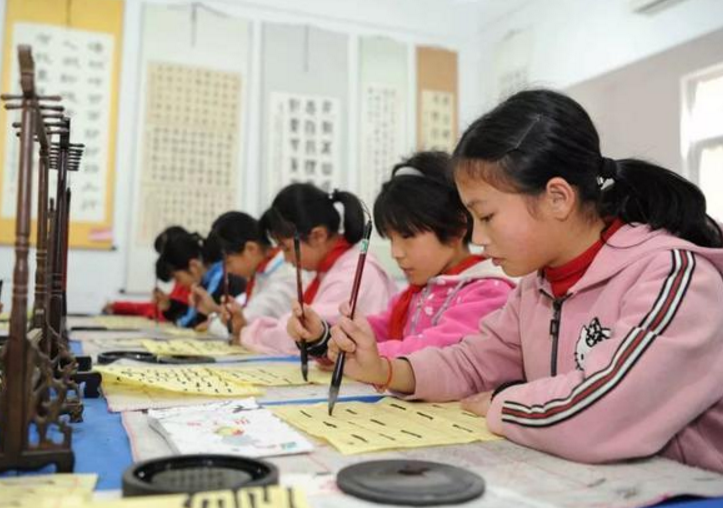 初中生“黑板板”走红，老师看完不舍得擦掉，网友的评价很高