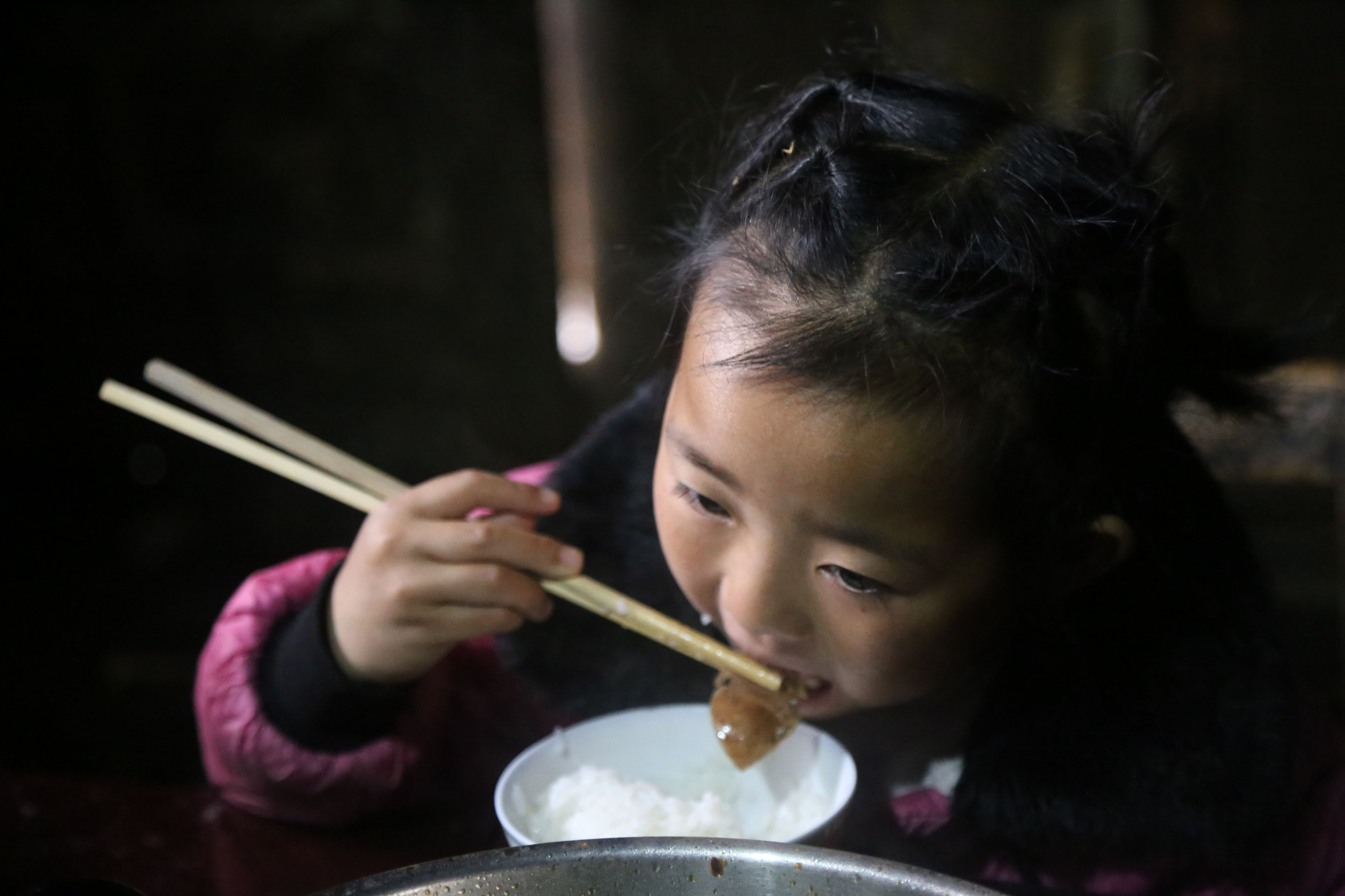 爸坐牢妈失踪，六岁的她撑起三代之家，13亿人为她点赞