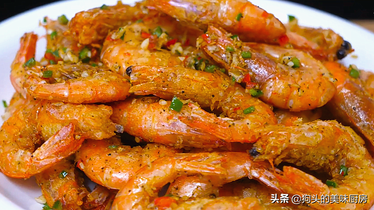 长假在家跟广东大厨学椒盐虾，焦香酥脆做法很简单，吃着特别过瘾