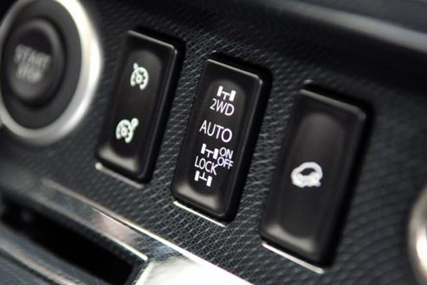 四驱车档位选择、油门及转向操作方法