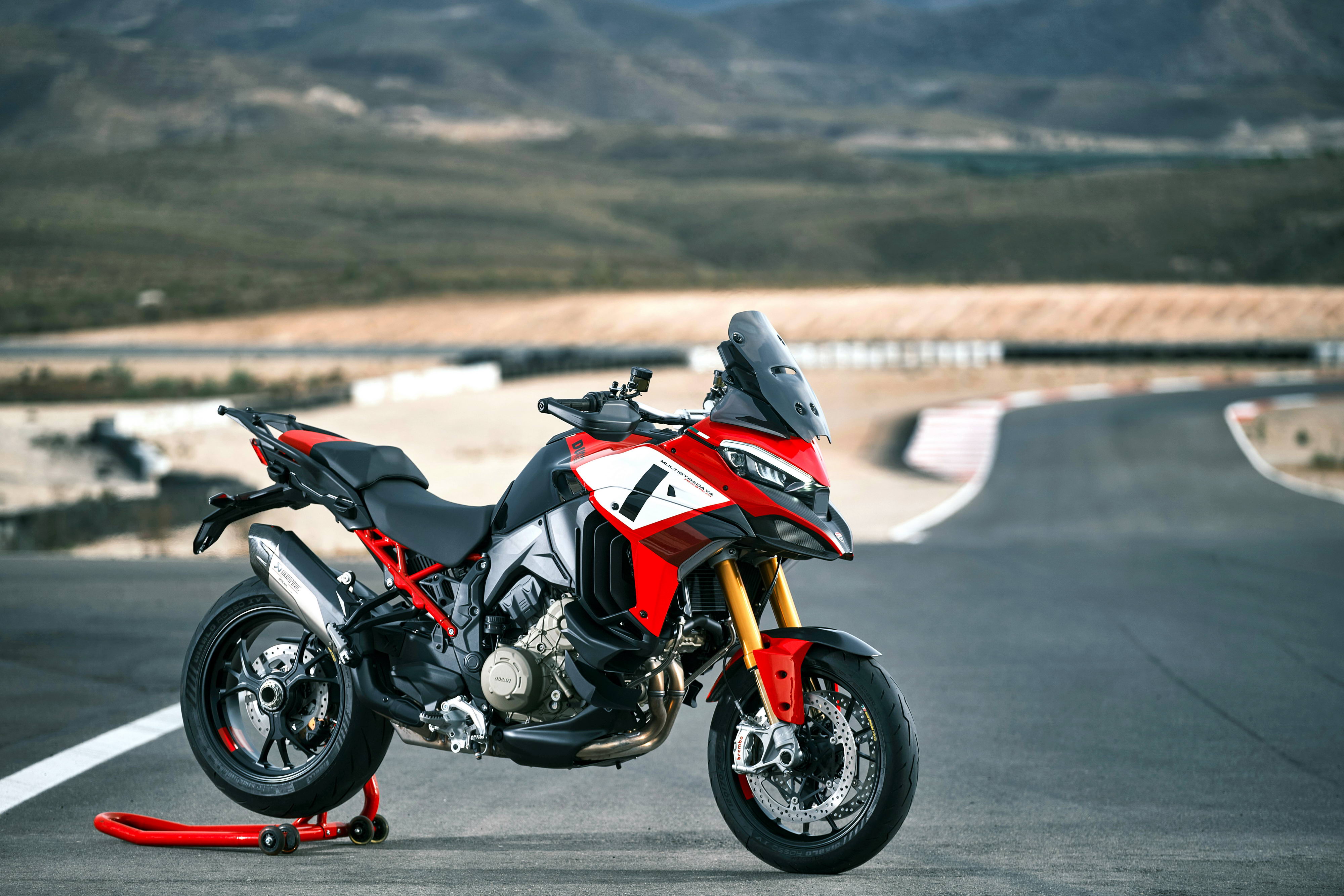 杜卡迪 2022 Multistrada V4 派克峰版 户外特写