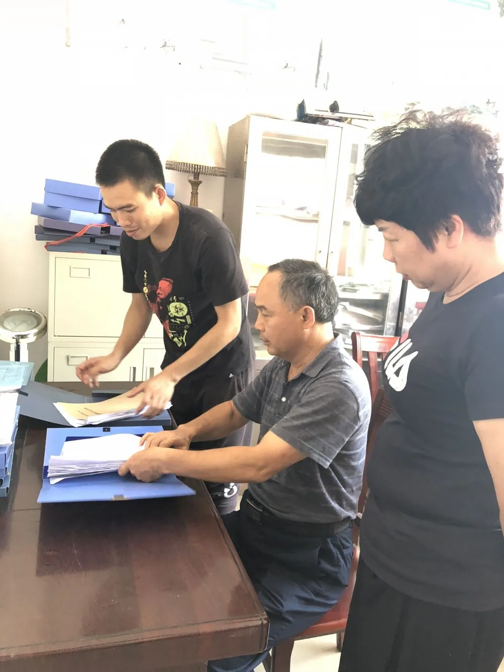 南宁市第一职业技术学校关工委成员代表赴马山县永州镇平山村开展关爱平山村小学送爱心活动