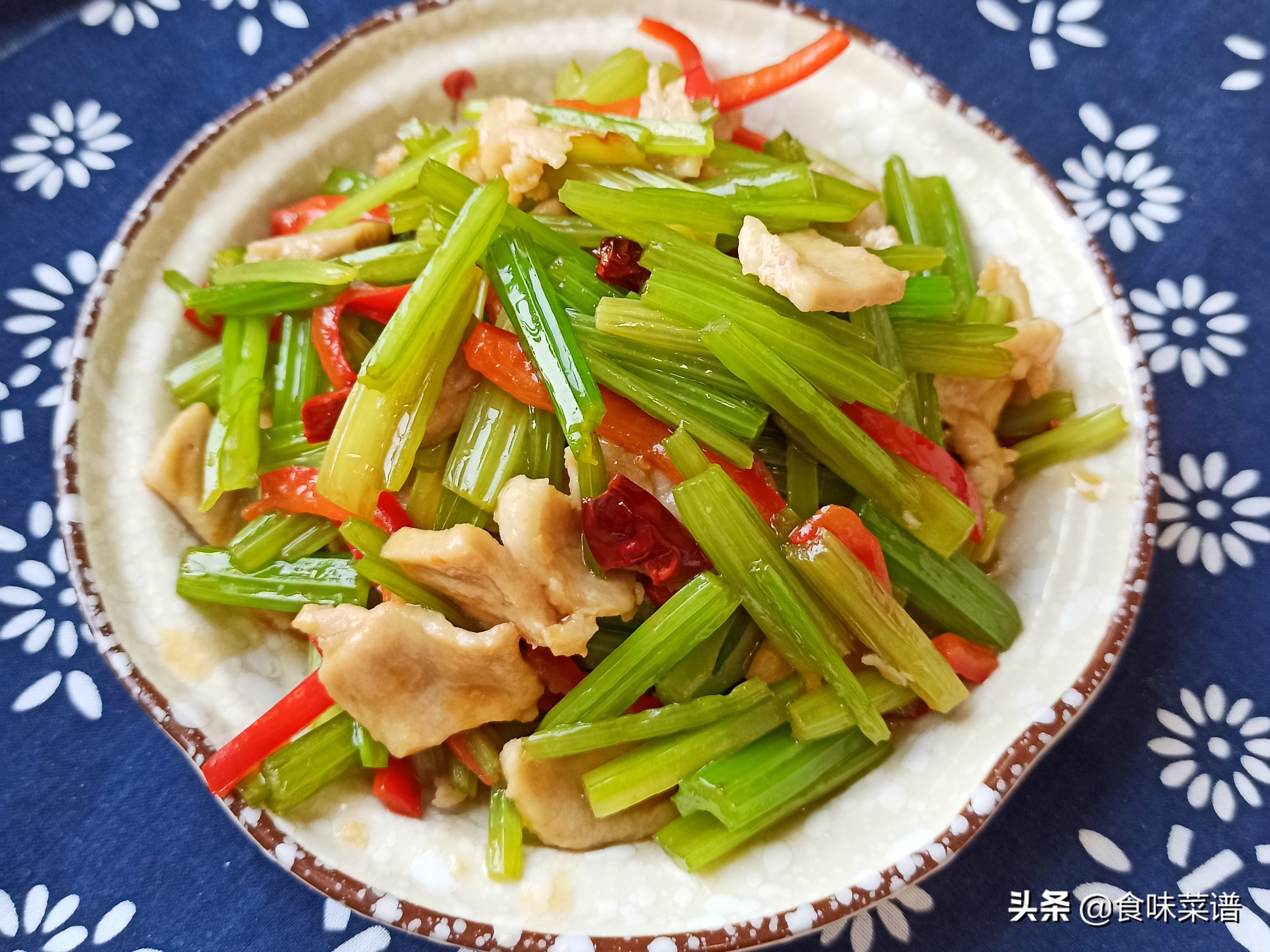 芹菜炒肉的家常做法,手把手教你,芹菜鲜嫩脆爽,肉片滑嫩入味