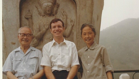 已经抱病多年的沈从文在会见著名女作家黄庐隐的女儿时,突然心脏病