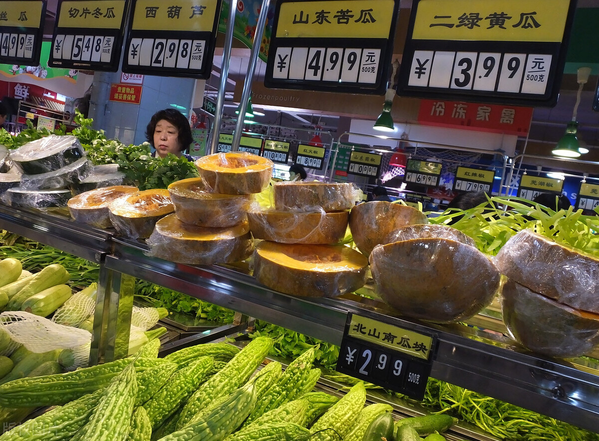 蔬菜“涨疯”，菠菜12一斤，黄瓜大涨25%，大葱也向钱冲，咋了？