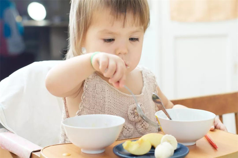 宝宝辅食添加，先加果泥还是菜泥？搞错顺序孩子易“厌食”