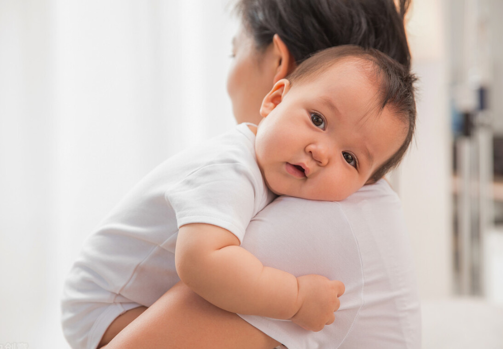 婴儿多大能抬头（小婴儿多大能被竖抱）